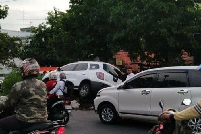 Chevrolet Spin berakhir nangkring di median jalan di Jalan Dr Hamka, Kota Semarang, pada Rabu (08/06/2022).