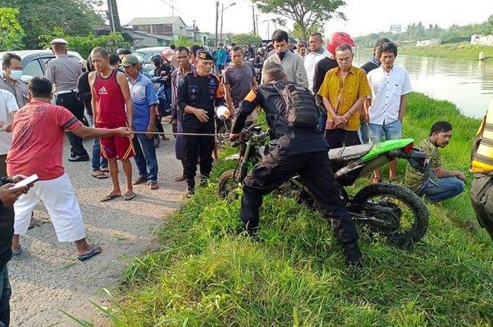 Kawasaki KLX 150 yang dipakai empat orang untuk membuat sandiwara kematian palsu akibat laka ditusuk Toyota Fortuner di Kalimalang