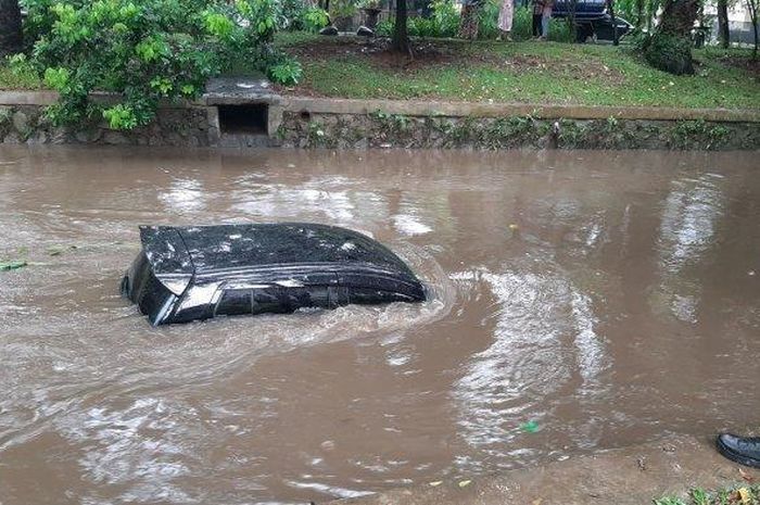 Mobil Agya berwarna hitam nyemplung ke River Park Bintaro, Kelurahan Pondok Jaya, Kecamatan Pondok Aren, Tangerang Selatan, Kamis (9/6/2022). 