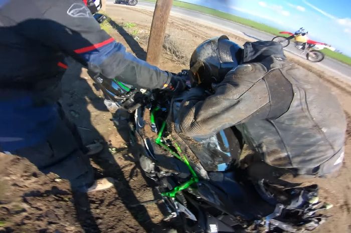 Meski Kawasaki Ninja H2 miliknya babak belur, pria ini tetap santau dan berusaha buat menenangkan temannya.