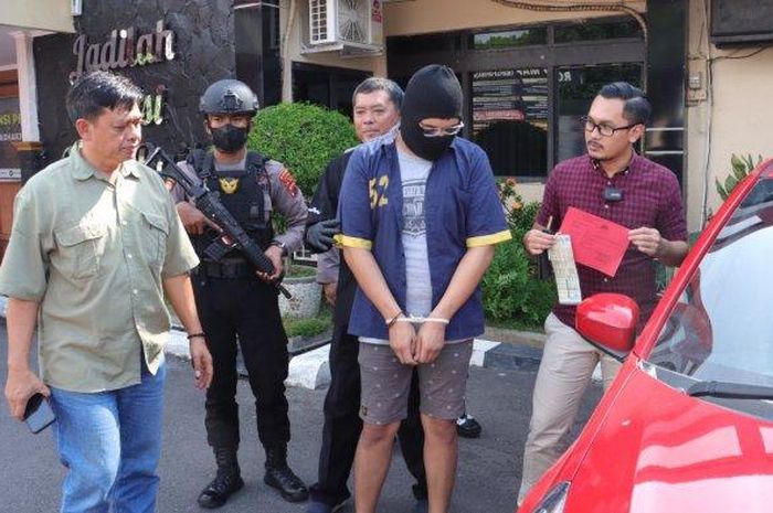 APA (26) guru spiritual asal Prigen, Pasuruan, Jawa Timur yang membawa kabur Honda Brio Satya milik muridnya, lalu dijual laku Rp 15 juta