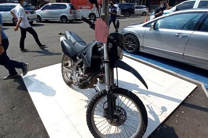 Kawasaki KLX230 yang digunakan Bripka HY saat ditabrak dan diseret Honda Civic FD pelaku pengeroyokan terhadap seorang cewe di Jl Sisingamangaraja, Kebayoran Baru, Jakarta Selatan