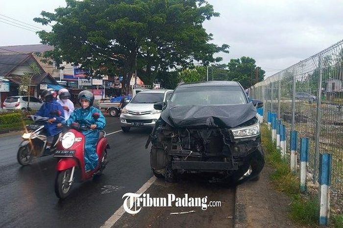 Toyota Kijang Innova remuk separuh muka akibat tabrakan beruntun di Jl Adinegoro, Tabing, Koto Tangah, kota Padang, Sumatera Barat