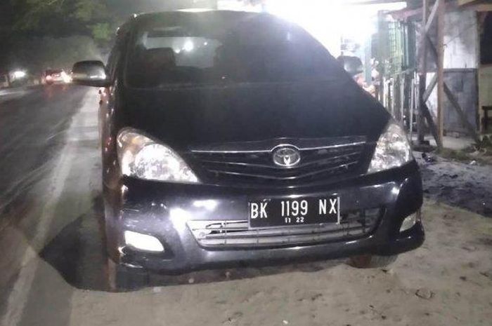 Toyota Kijang Innova Dinas milik Pemkab Serdang Bedagai, Sumatera Utara yang sengaja diganti pakai pelat hitam oleh oknum ASN