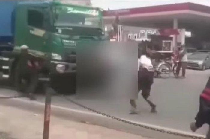 Rekaman video bocah tewas karena sengaja tabrakan diri ke truk demi konten di Jl Otto Iskandardinata, Gerendeng, kota Tangerang
