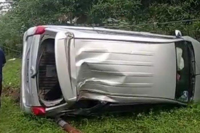 Daihatsu Xenia terguling usai sabet Suzuki Spin injak jalur lawan di jalan raya Ponorogo-Plung, desa Tajug, Siman, Ponorogo, Jawa Timur