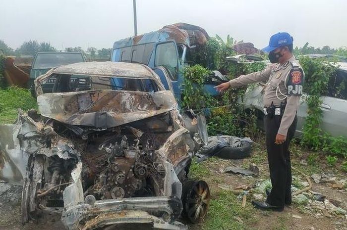 penampakan Toyota Avanza yang terbakar di KM 178+800 Tol Cipali wilayah Kabupaten Majalengka setelah kecelakaan pada Sabtu (11/6/2022). 