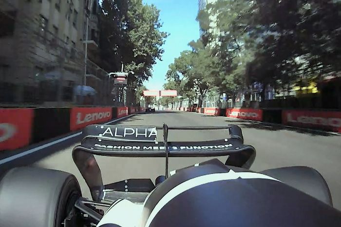 Spoiler belakang mobil Yuki Tsunoda rusak di balapan F1 Azerbaijan 2022