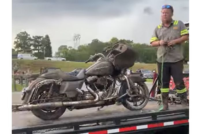 Bangkai Harley-Davidson Road Glide ditemukan di dasar sungai
