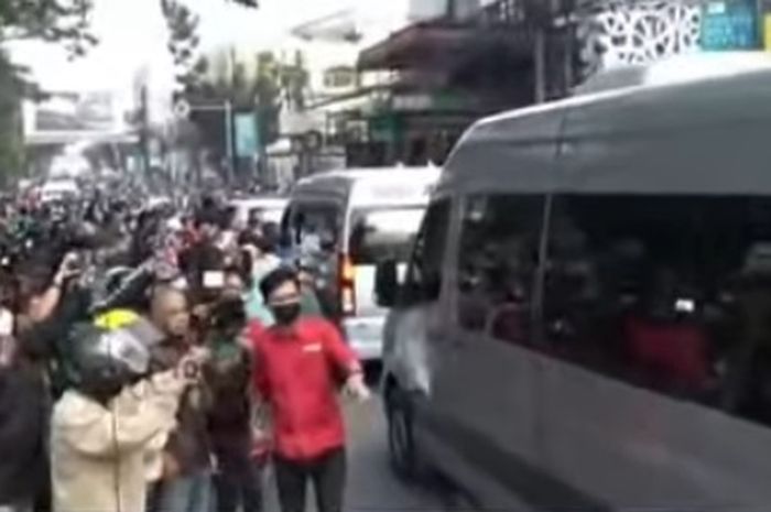 Mobil Jenazah Putra Ridwan Kamil Menuju Pemakaman st melewti jalanan kota Bandung. 