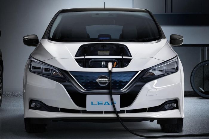 Pengisian Daya Baterai Mobil Listrik Nissan Leaf dengan Alat Charger