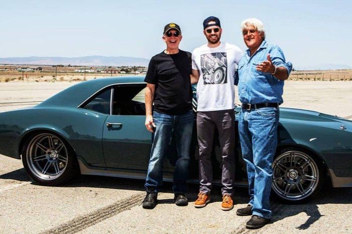 Chris Evans (tengah) pamer koleksi Chevrolet Camaro 1967 pemberian Robert Downey Juniar