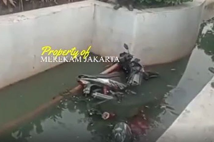 Pengendara Honda Supra X 125 tewas posisi ngambang di selokan Jl Tubagus Angke, Kampung Gusti, Grogol Petamburan, Jakarta Barat