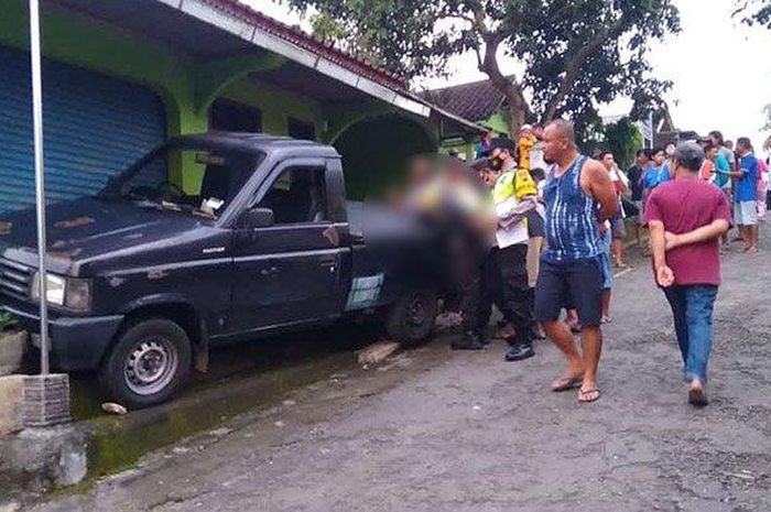 Isuzu Panther pikap yang berhenti mendadak setelah pengemudinya meninggal di Pracimantoro, Wonogiri, Jawa Tengah