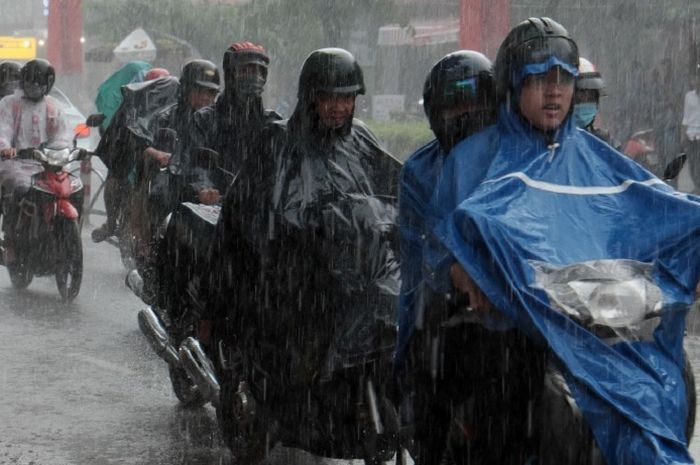 Jas Hujan yang Kurang Rapat Menyimpan Bahaya, Ini Kata Ahli