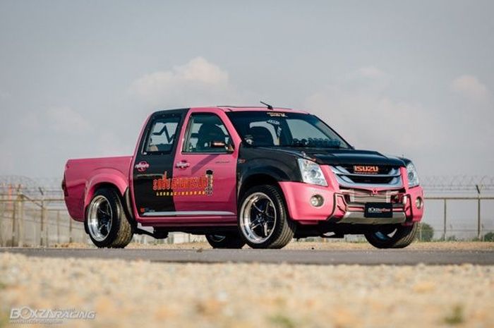 Modifikasi Isuzu D-Max lawas gaya racing padukan kelir pink dan part serat karbon