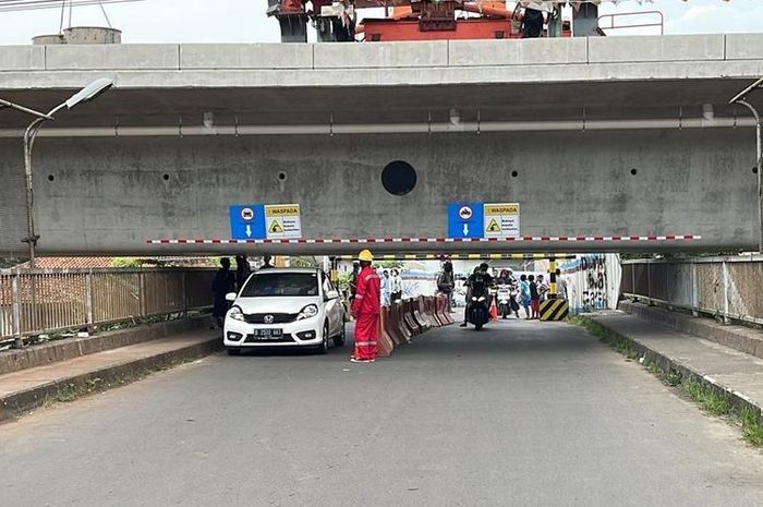 Suasana di Jembatan Curug Bekasi saat sedang ada proyek menaikkan grider proyek kereta cepat.