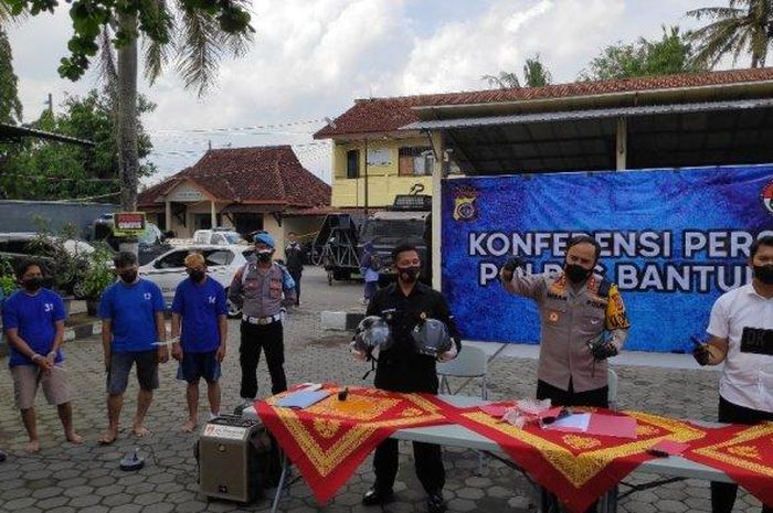 Konferensi pers pengungkapan kasus sindikat maling spesialis pikap oleh Polres Bantul, (14/6/22)
