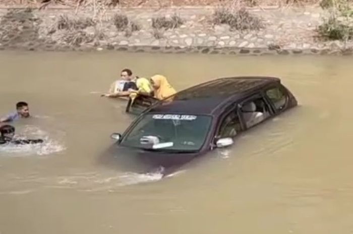 Rekaman video Toyota Avanza berisi rombongan guru pulang takziah terbang masuk sungai di Noling, Bua Ponrang, Luwu, Sulawesi Selatan