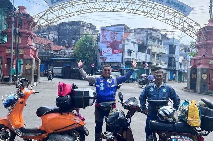 Zainol (kiri) dan H. Halim di depan kawasan wisata religi Sunan Ampel, Surabaya Jawa Timur