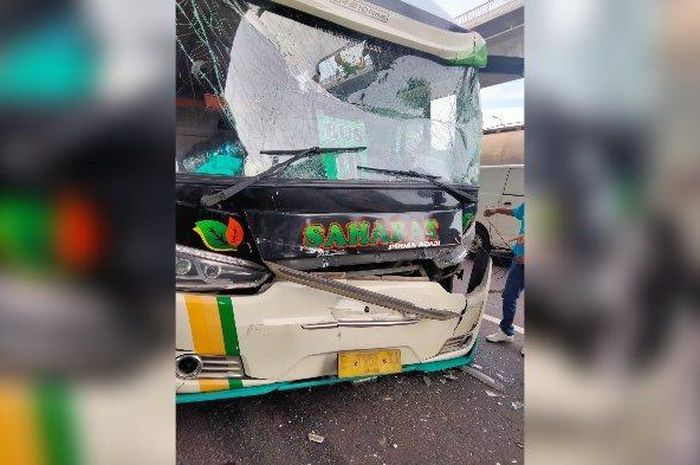 Kondisi bus PO Sahabat yang kecelakaan saat mengangkut rombongan Calon Jemaah Haji asal kabupaten Indramayu
