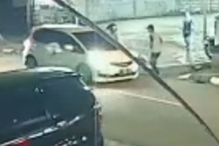 Rekaman CCTV Honda Jazz GE8 seruduk motor lalu gilas anak usia 7 tahun di Pancoran Timur, Kalibata, Jakarta Selatan