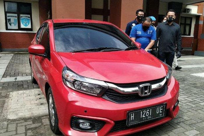 Ahmad Asror, Brimob gadungan beserta barang bukti Honda Brio milik PNS berstatus janda yang dibawa kaburnya