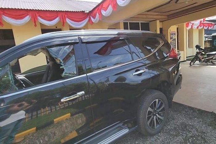 Kaca pintu depan kiri Mitsubishi Pajero Sport yang pecah setelah disateroni maling menggasak tas berisi Rp 192 juta di Blangpidie, Aceh Barat Daya