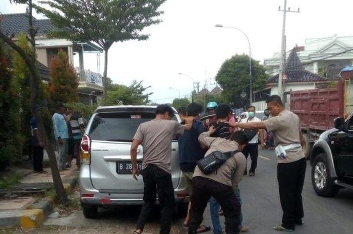 Polisi meringkus empat orang komplotan maling yang kabur setelah satroni toko buku Pustaka 2000 di Tuban, Jatim naik Toyota Avanza Silver