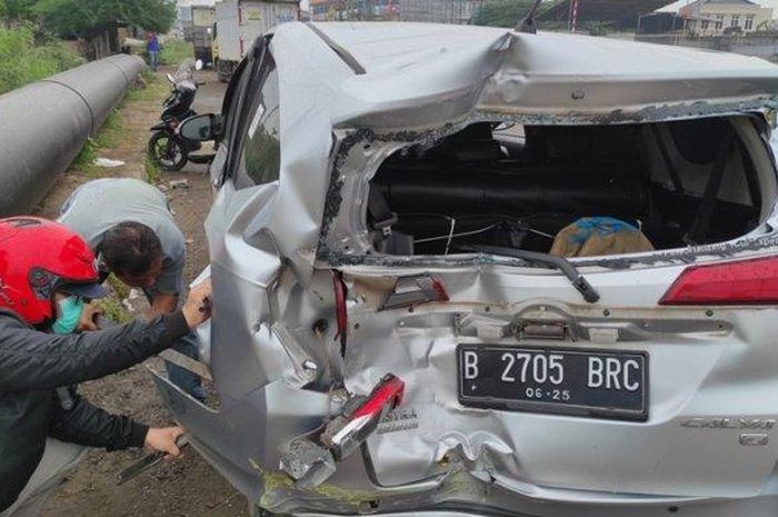 Kondisi Toyota Calya usai ditabok truk boks di Jl Soekarno-Hatta, Kalibalok, Bandar Lampung