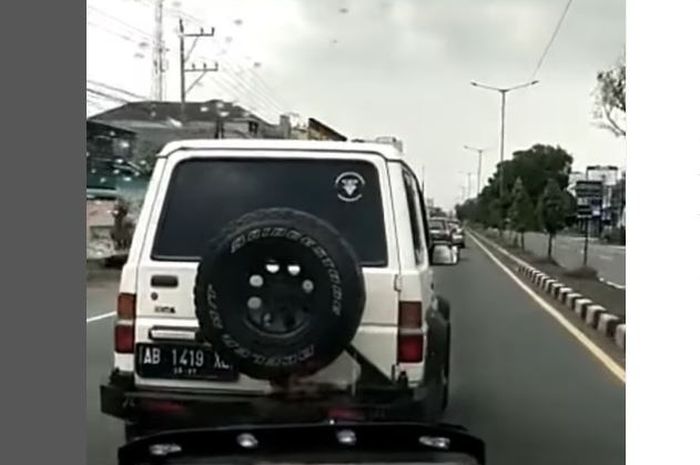 Rekaman video Daihatsu Taft Hiline halangi ambulans di Jalan Raya Jogja-Solo, Kebonarum, Klaten, Jawa Tengah