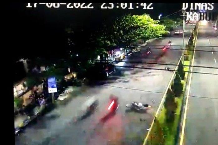 angkapan layar CCTV Dishub Jember yang memperlihatkan kecelakaan lalu lintas di ajang balap liar di Jl Hayam Wuruk, Kaliwates, Jember, Jumat (17/6/2022) malam.  