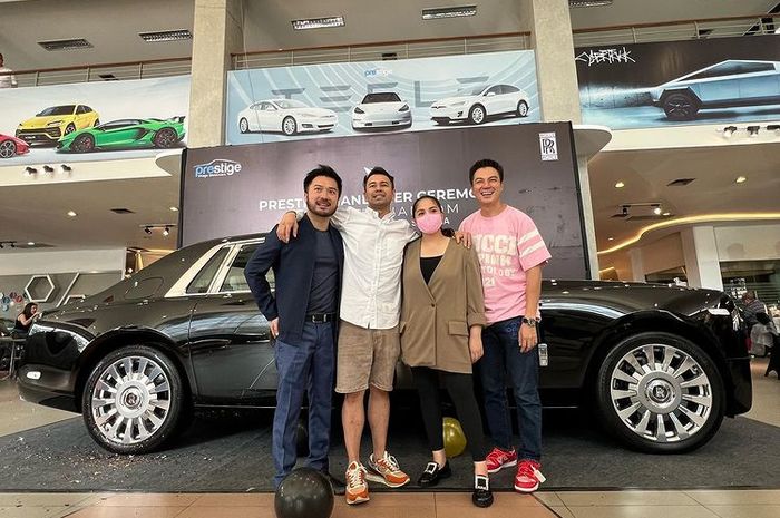 Raffi Ahmad beli mobil mewah Rolls Royce Phantom yang ditaksir sekitar puluhan miliar untuk Nagita Slavina.