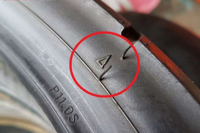 tanda segitiga di sisi ban motor.