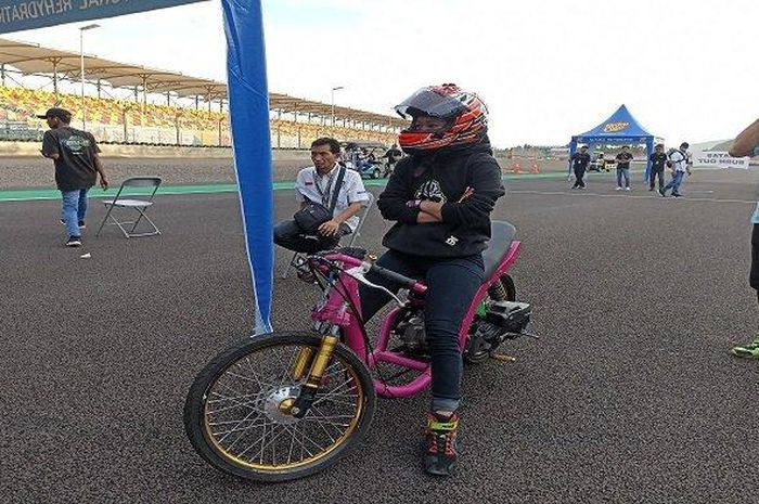 Aksi pembalap wanita dalam Kejurnas Drag Bike di sirkuit Mandalika hari ini Sabtu, (18/6/2022). 