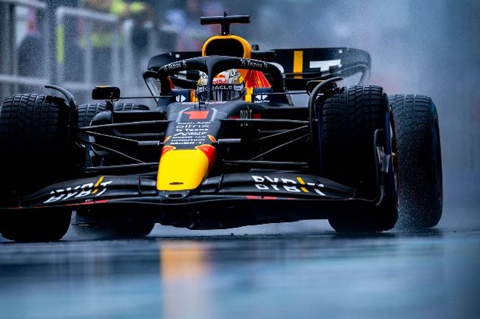 Hujan deras sejak awal kualifikasi, Max Verstappen tetap piawai di lintasan basah dan amankan pole position. Charles Leclerc bermasalah. 