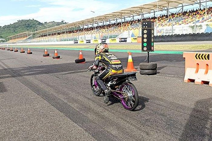 Aksi para pembalap dalam final Kejurnas Drag Bike di Sirkuit Mandalika Minggu (19/6/2022). 