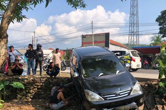 Toyota Avanza terjungkal usai sosor pengendara Honda Supra X yang ngantuk melebar ke tengah jalan di Pangandaran, Jawa Barat