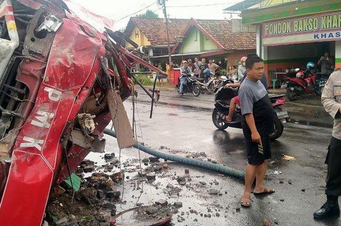 Kondisi truk damkar yang hancur akibat tabrak pagar SDN 1 Pagu, kabupaten Kediri, Jawa Timur saat ngebut menuju lokasi kebakaran