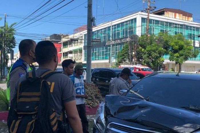 Kondisi Chevrolet Spin usai ditinju Ambulans di kota Medan, mayat di kabin sampai mental keluar