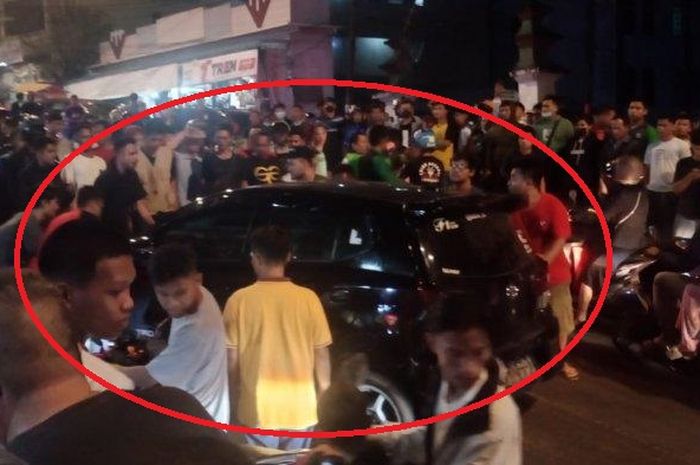 Dalam lingkaran merah, Toyota Agya yang diamuk massa di Bengkong, Kota Batam akibat ugal-ugalan tabrak Honda Scoopy