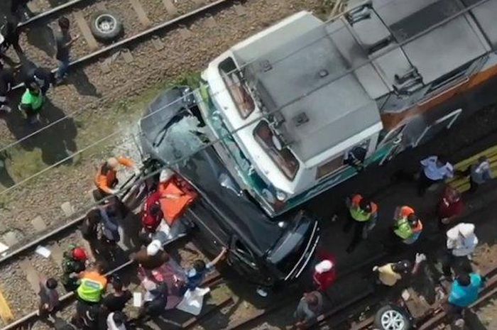 Avanza vs Kereta Api - Minibus Avanza berwarna hitam terlibat kecelakaan dengan kereta api di dekat Stasiun Tambun, Kabupaten Bekasi, Selasa (21/6/2022). 