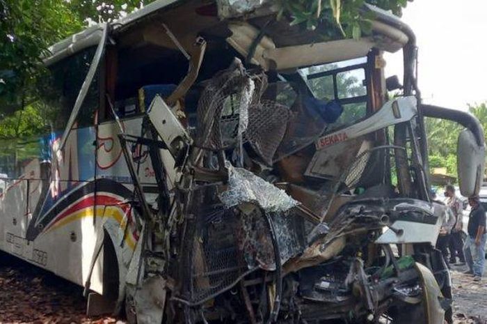 Kondisi bus PMS usai adu gebrak dengan bus PMH hingga cabut nyawa tujuh orang dan 13 lain luka-luka di Labuhanbatu Selatan, Sumatera Utara