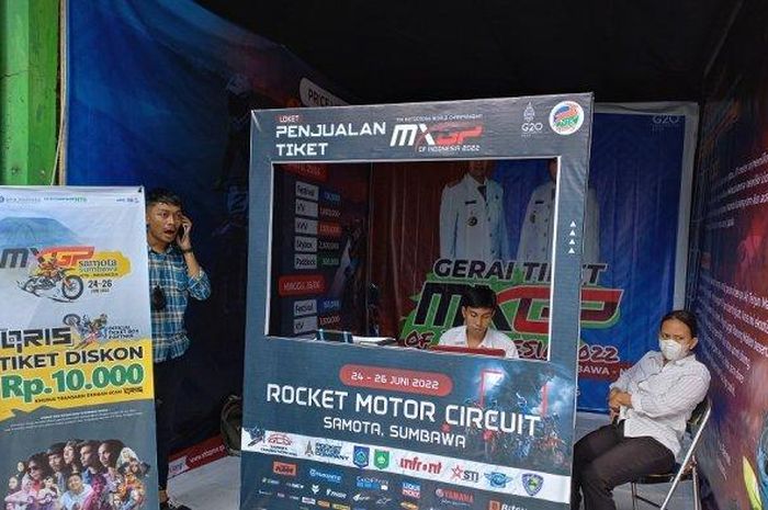 Loket penjualan tiket offline MXGP Samota di Kantor Dinas Kominfotik NTB pada Senin (21/06/2022) .