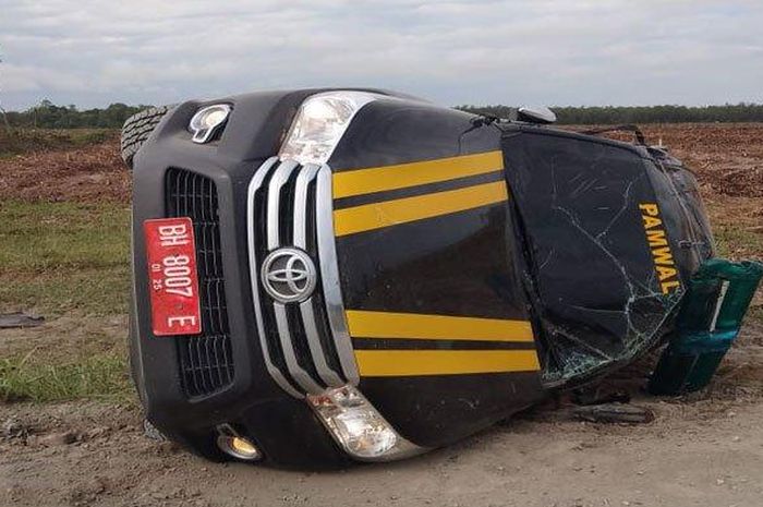 Toyota Hilux Pamwal Bupati Tanjabbar jumpalitan usai dicambuk Kijang Innova