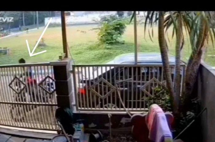 Tangkapan layar dari CCTV pencurian motor di Puri Lavender, Gunungputri, Kabupaten Bogor (20/6/2022) 