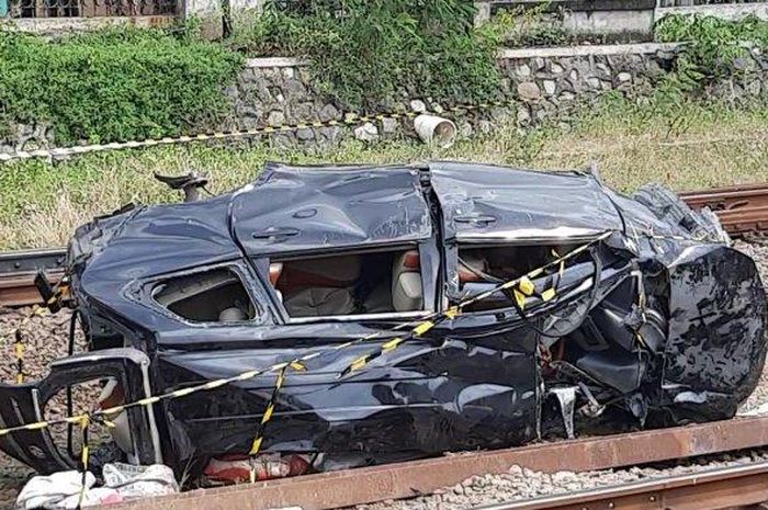 Kondisi Toyota Avanza usai terseret kereta api Argo Sindoro di Tambun Selatan, Bekasi hingga sebabkan pengemudi tewas di dalam kabin
