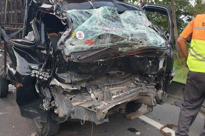 Kondisi Suzuki Carry yang hancur sejadi-jadinya akibat menabrak kendaraan misterius di ruas tol Tangerang-Merak KM 84.650/A