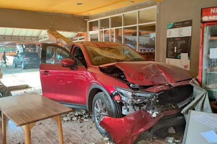 Kondisi Mazda CX-5 usai tabrak pilar kafe hingga nyaris tewaskan tiga orang di cucian mobil daerah Cibubur karena pedal gas nyangkut karpet mie