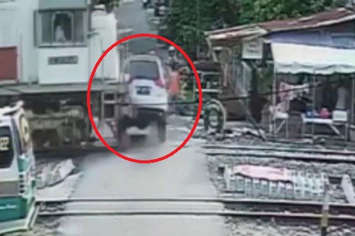 Rekaman CCTV detik-detik Mitsubishi Pajero Sport ditikam Lokomotif hingga sebabkan dua warga terluka kena hempasan di Medan Barat, Medan, Sumatera Utara